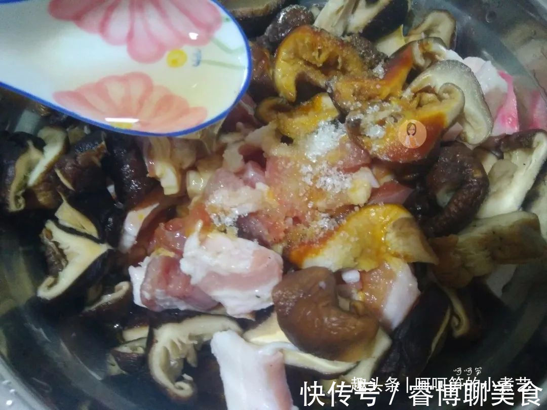 香菇|端午节将至，教你做鲜香味美的咸蛋黄肉粽，软糯诱人，吃了还想吃