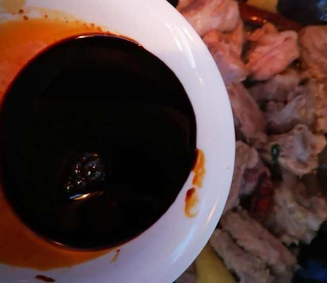 猪肉|炖排骨时加入“一样东西”，排骨20分钟就醇香软烂，材料每家都有