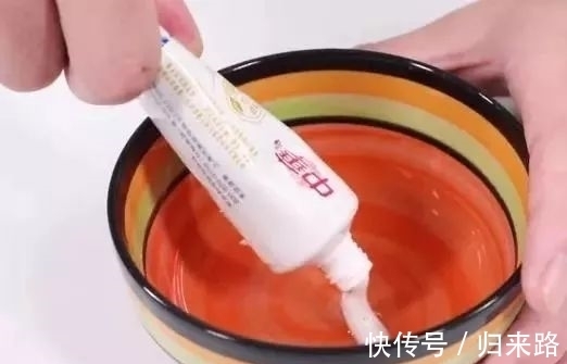 用肥皂在电水壶上擦一擦太棒了，解决了麻烦事，人人都夸好