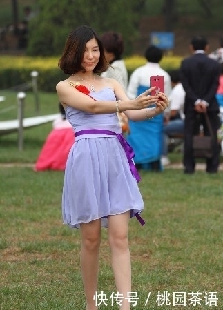 街拍:伴娘们穿上粉色露肩短裙,搭配肉色丝袜高跟鞋,简约又美丽