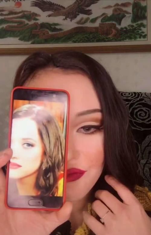 烈焰红唇|小姐姐半脸仿妆《破产姐妹》麦克斯,点缀几个小雀斑之后,太惊艳