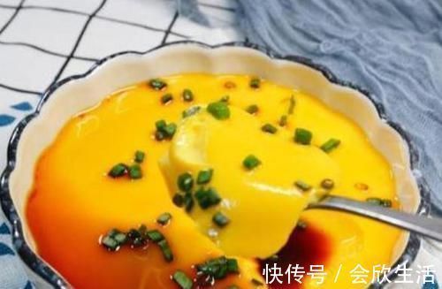 蒸鸡蛋羹,最忌直接加水蒸,再加这一步,鲜嫩无蜂窝,入口即化!