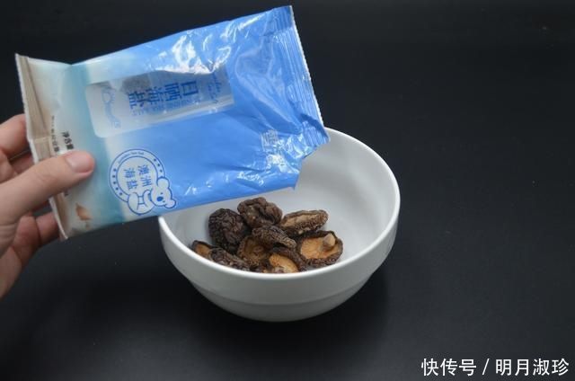 泡发香菇不用直接加水，多做一步，香菇泡得又大又干净，涨知识了