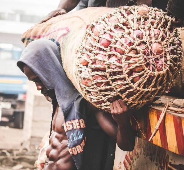 麻包袋|他从没去过健身房, 通过“干活”, 锻炼出一身肌肉!