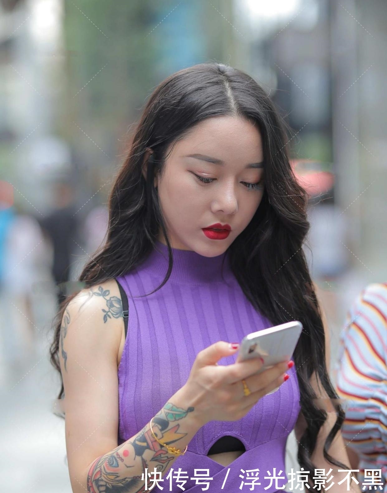 紫色针织衫,轻松搭配好看简单,展现梦幻的效果