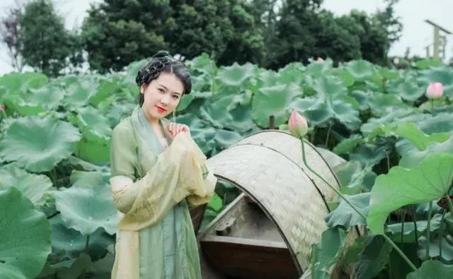  夏天|白居易夏天写的一首诗，写尽了少女的娇羞