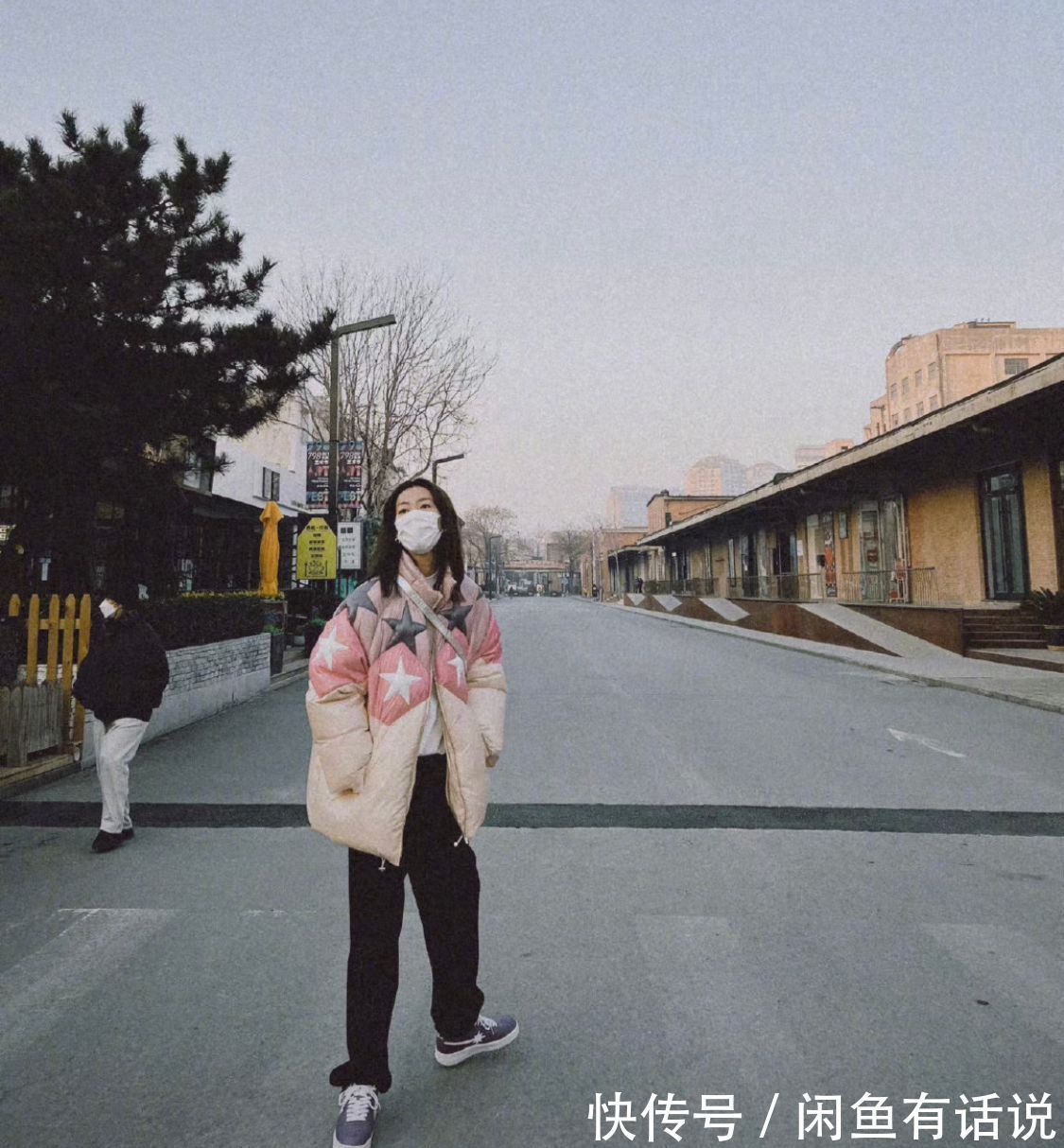 斜挎包|刘雯买菜也不低调,穿近3万羽绒服背1万8包,看着臃肿却不显胖