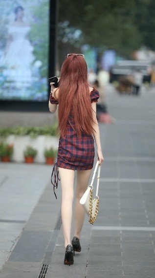 紫色格裙穿出气质美少女,仿若“仙女下凡”,抬头那瞬间美了