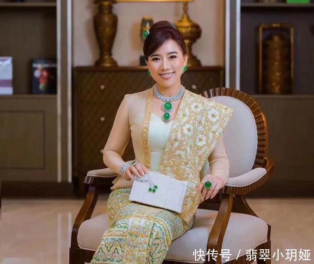 翡翠戒指有哪些样式？如何选？该避开哪些“坑”？现在终于懂了！