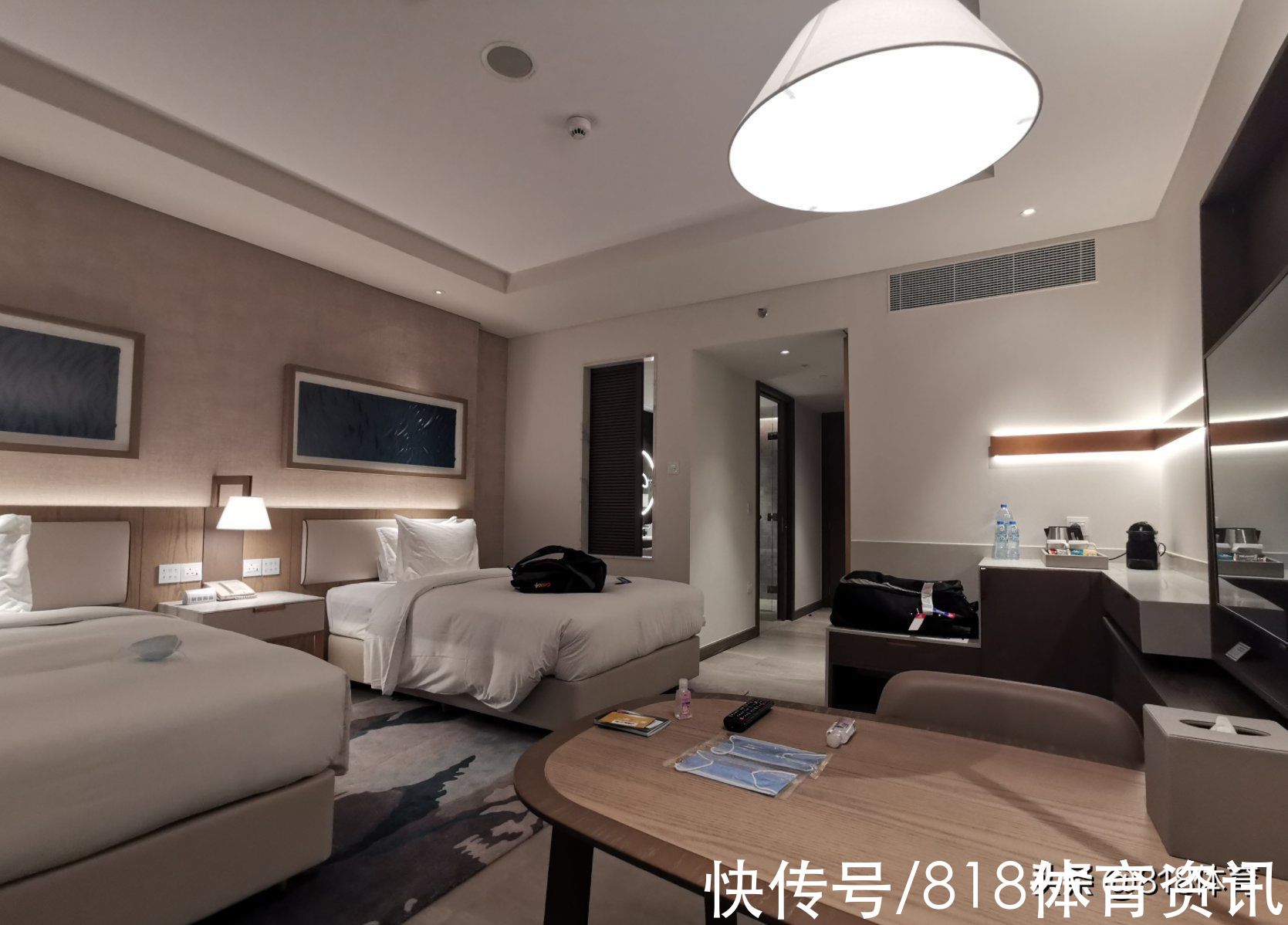 短池|小鳥依人!全紅嬋隨游泳隊抵達阿聯(lián)酋,排隊入境像小可愛闖入巨人國