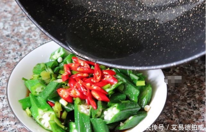 秋葵直接下锅焯水就错了,多加一步,颜色更加翠绿,口感也更脆嫩