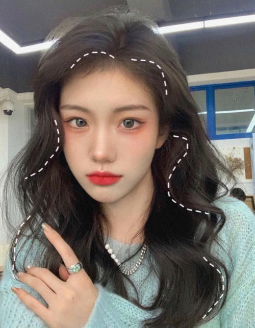 别再烫内扣了！今年流行“梅花卷”，气质又显嫩，长发短发都能烫