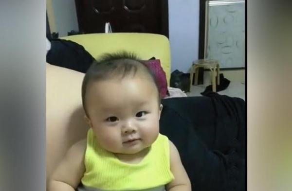 举动|宝宝不听话被妈妈训斥,宝宝挤眉弄眼的举动让妈妈笑翻了,好可爱