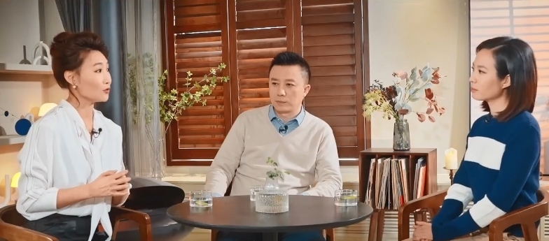 央視:主持陣容重創(chuàng)新,《新聞聯(lián)播》3位播音員首次同臺搭檔出鏡