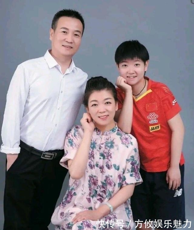 全家福|身高没有163cm!孙颖莎全家福曝光,她没遗传到爸爸的大长腿!