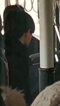 |搞笑GIF:坐公交遇到盲僧了,我该不该跳车