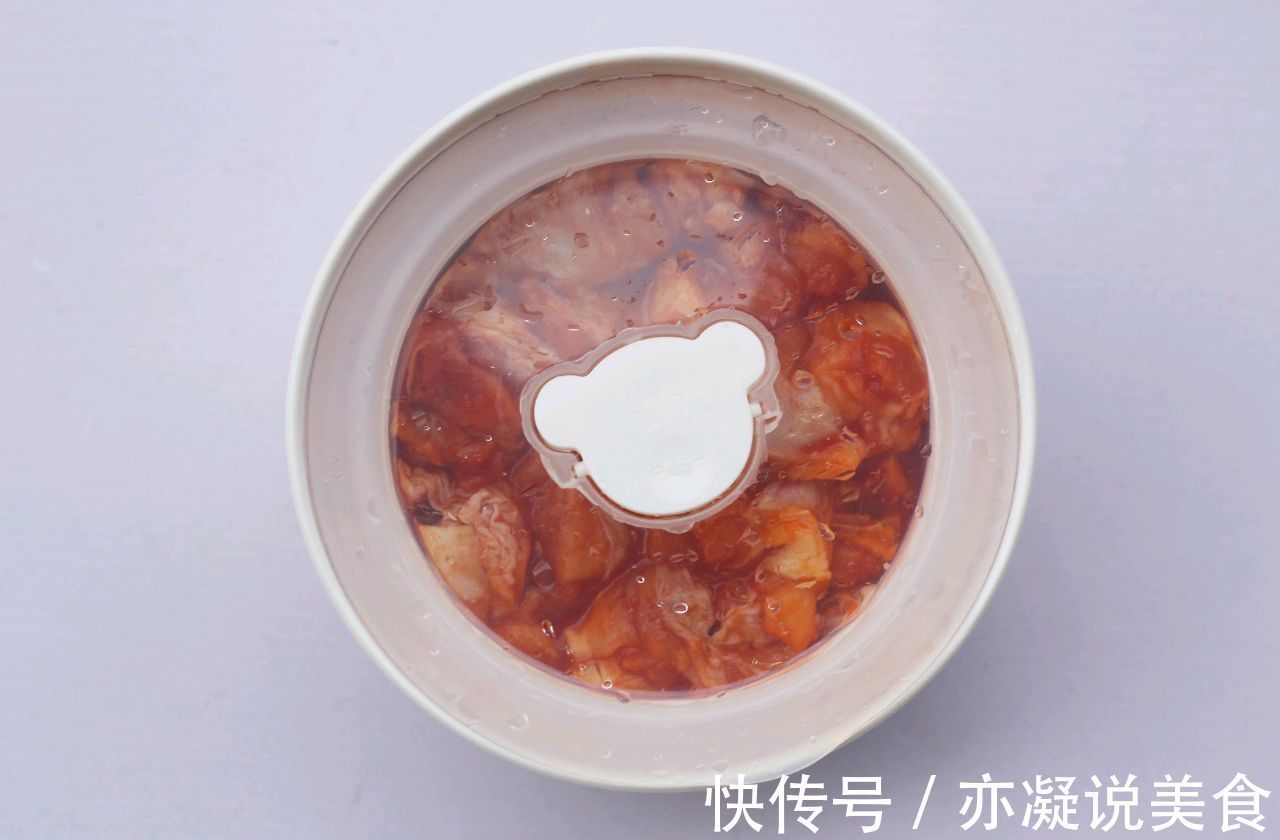 烤箱版的奥尔良鸡翅根,鲜嫩入味,做法简单,比买的好吃多了