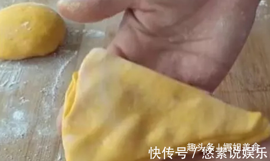 我家隔三差五做一次此饼，不放一滴水，色香味俱全，刚上桌吃光