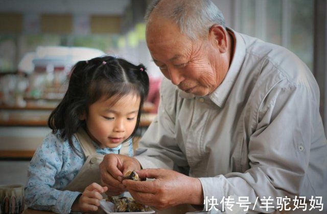 宝妈|奶奶给孩子喂粥遭宝妈嫌，儿科医生却点赞:娃发育好，多亏这早餐