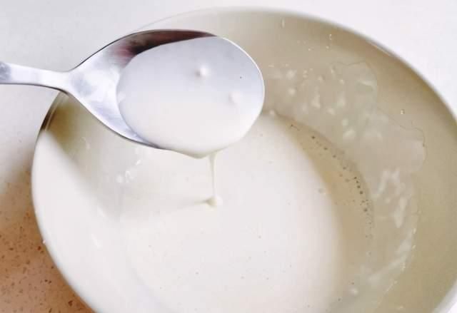 烧茄子|烧茄子时,不可直接放油,大厨说多加1个步骤,茄子不发黑不吸油