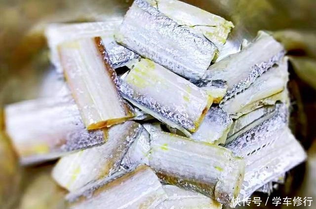 做带鱼时,直接清洗可不对,多加一勺它泡一下,洗得干净没腥味!