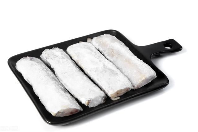 原来煎带鱼这么简单,鱼皮上加1样食材,带鱼酥脆可口,营养好吃