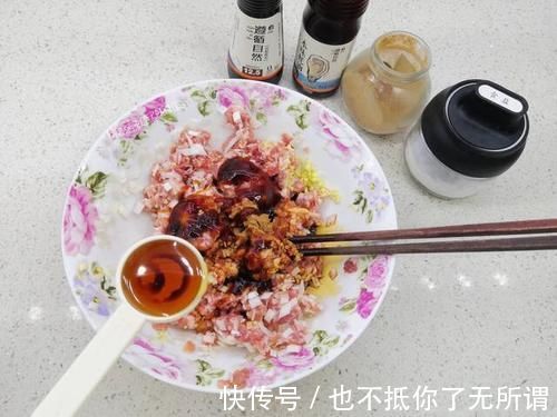 表皮|饺子莫要煮着吃，换个方法表皮透明吃着更筋道，保证不破皮更好吃