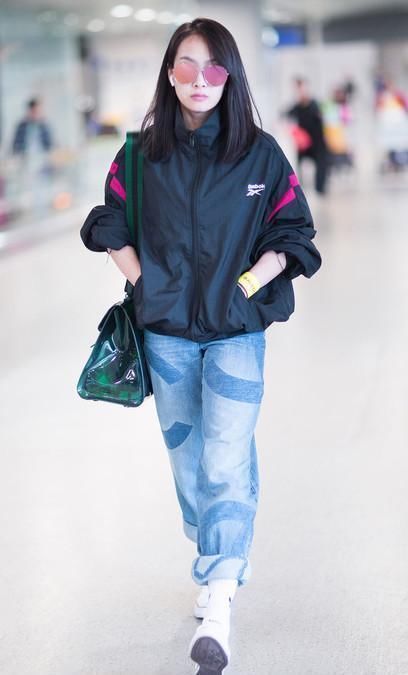 女生不用总穿卫衣遮肉，下面4种上衣今夏超流行，显瘦又时髦