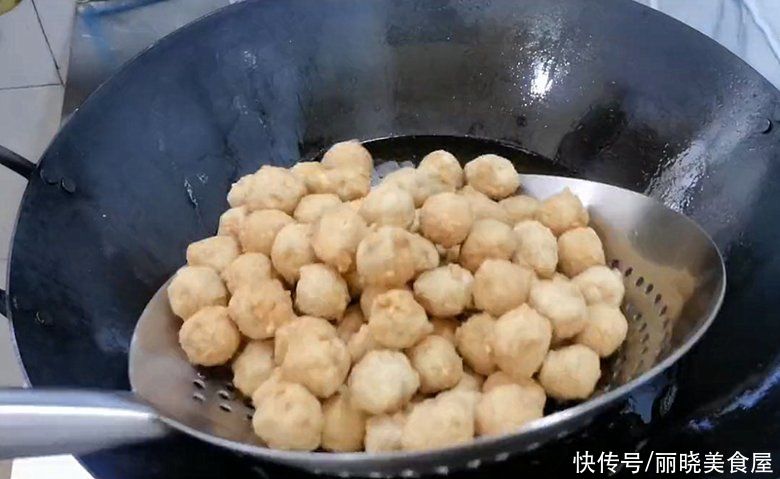 炸丸子，最忌直接加盐和淀粉，诀窍告诉你，金黄酥脆放凉不回软