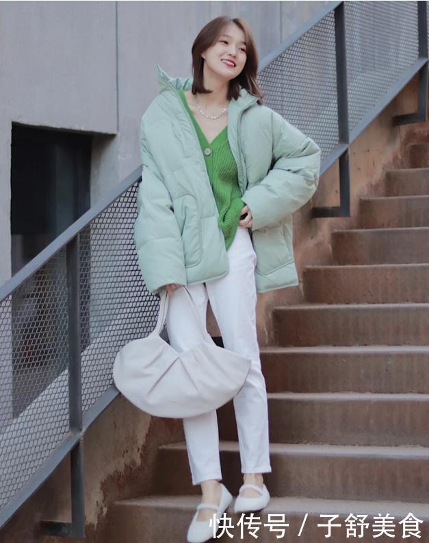 冬天穿羽绒服别只选黑灰色，今年流行这4款“亮色羽绒服”，洋气
