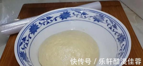 做法|小小芝麻发面饼的简单做法，半袋牛奶来帮忙，营养丰富吃不腻