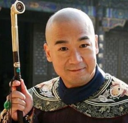 百官|乾隆得幅画让纪晓岚写诗,前两句百官讥笑,不料后两句却众人叫绝