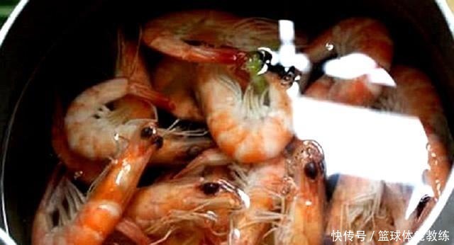 才知道，大虾这么煮才好吃！原来以前都错了，难怪腥味大肉不嫩