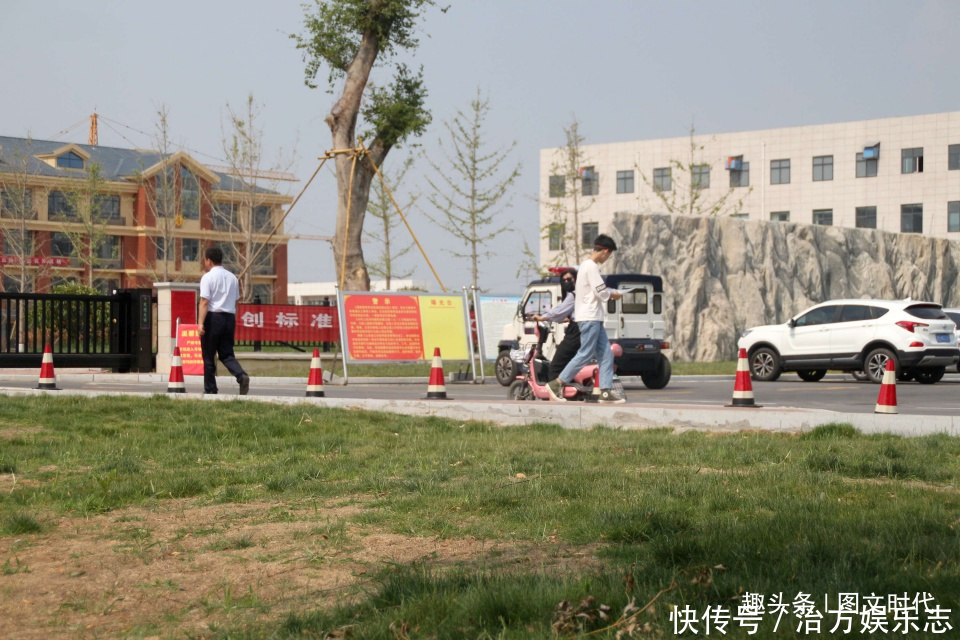 考生|考生因迟到1分钟被拒进考场，转身后从容离去