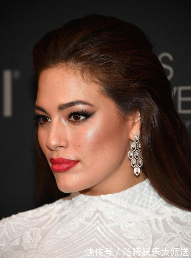 大码模特 谁说体重不过百才是好身材!看这些大码模特,如何把缺点变成优势