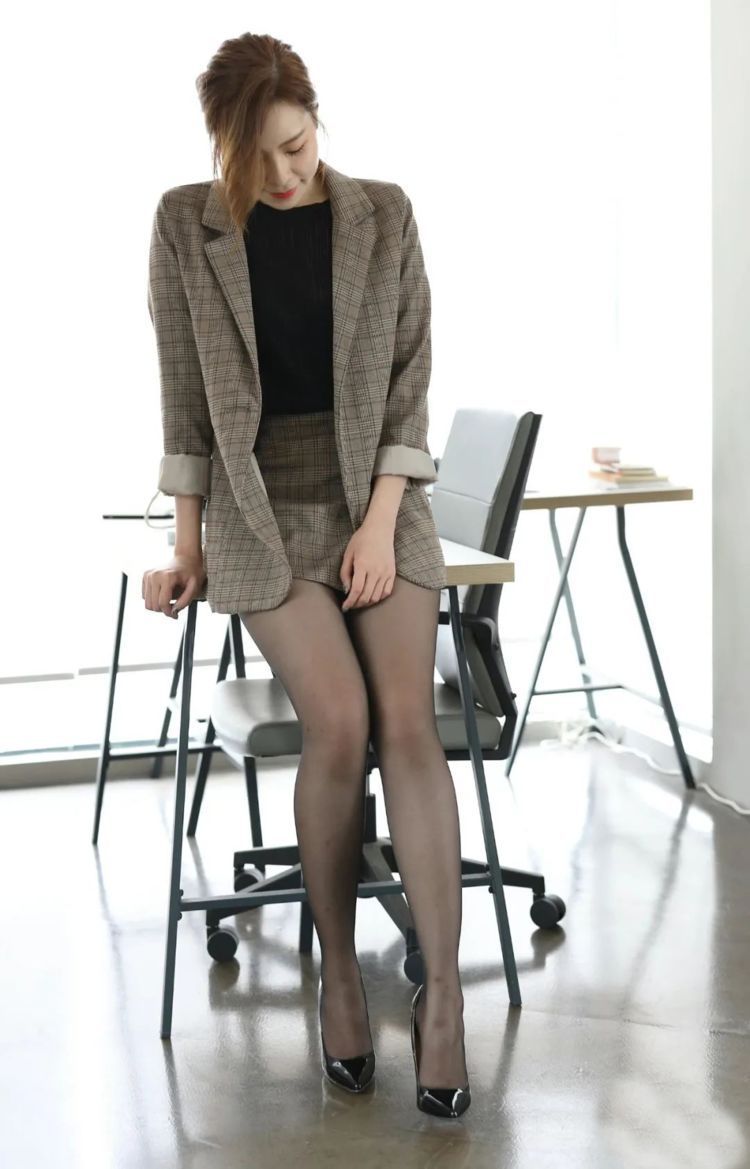 尖头 职业女性着装别困惑,两件套西装裙+尖头细跟鞋,穿出高级轻熟风