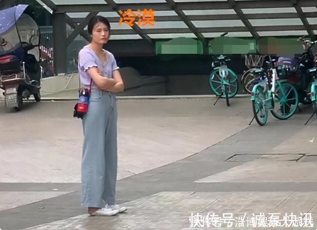 母子|倔强母子火了,孩子街头撒泼打滚,妈妈一旁冷眼旁观,谁也不服谁