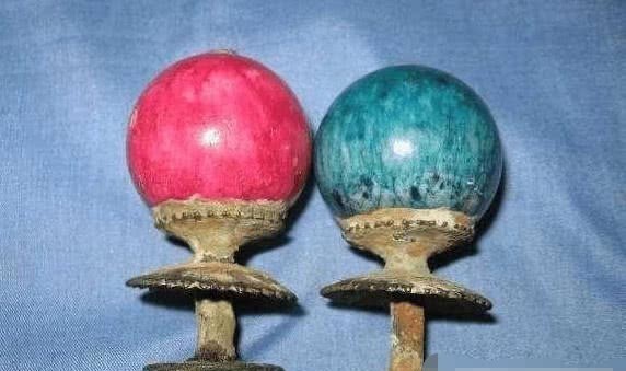 清朝官帽最高处的“顶珠”,值多少人民币?专家:碰坏了赔不起!