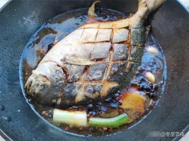 红烧金鲳鱼怎样做才好吃？教你小技巧，煎鱼皮不破，吃着味不腥