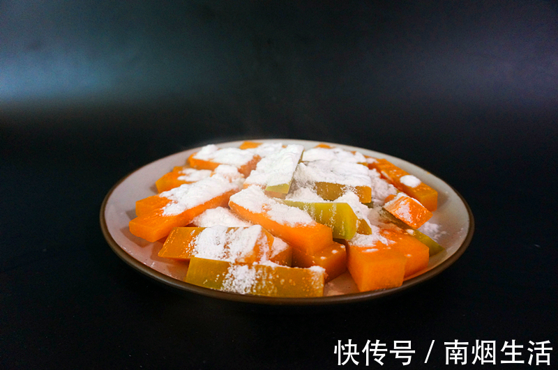 跟着我一起|蛋黄焗南瓜家庭版简单做法，味道香甜，色泽诱人