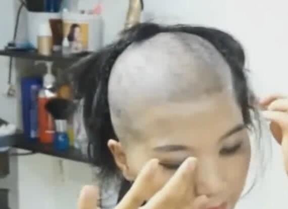 小姐姐 小姐姐去理发店,发型师手一抖剃了个光头,小姐姐哭着同意剃完