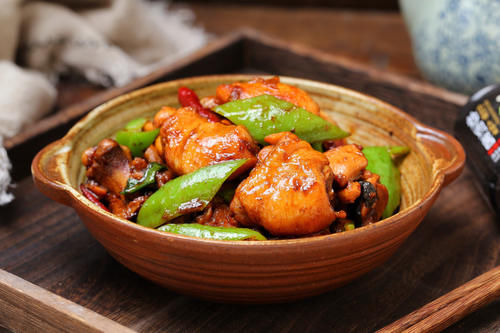  比黄焖鸡还好吃的辣炒鸡块，麻辣鲜香肉质不柴不硬，就是太费米饭