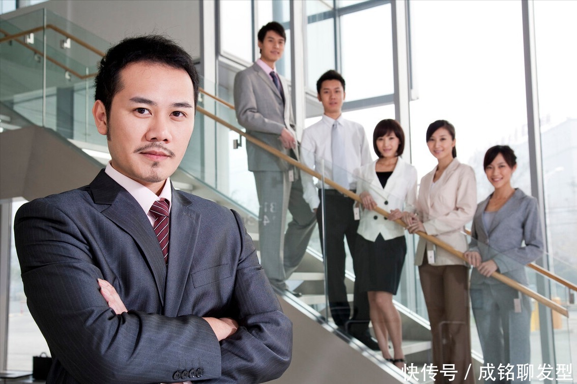 男人|男人“大背头”还是“有刘海”好看,看这三个部位,额头才是重点