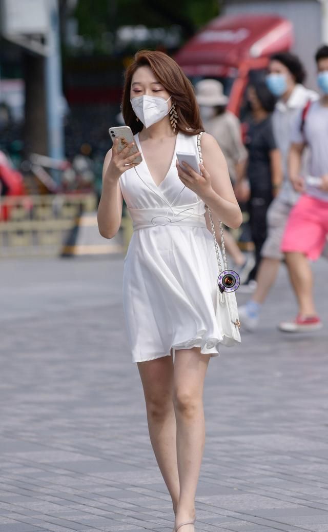 连衣裙的打扮好看又是上镜，展现女神的自信，好看又不简单