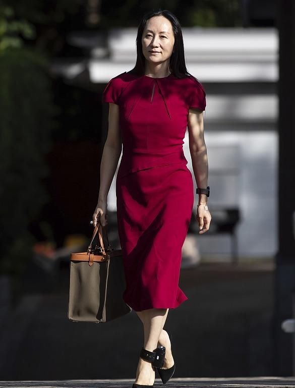 运动鞋|孟晚舟罕见咧嘴笑!扎头发无惧露发际线,穿“鸿星尔克”太抢镜