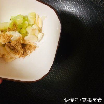 用这个技巧做满足你的胃—酸汁土豆片，味道好吃极了