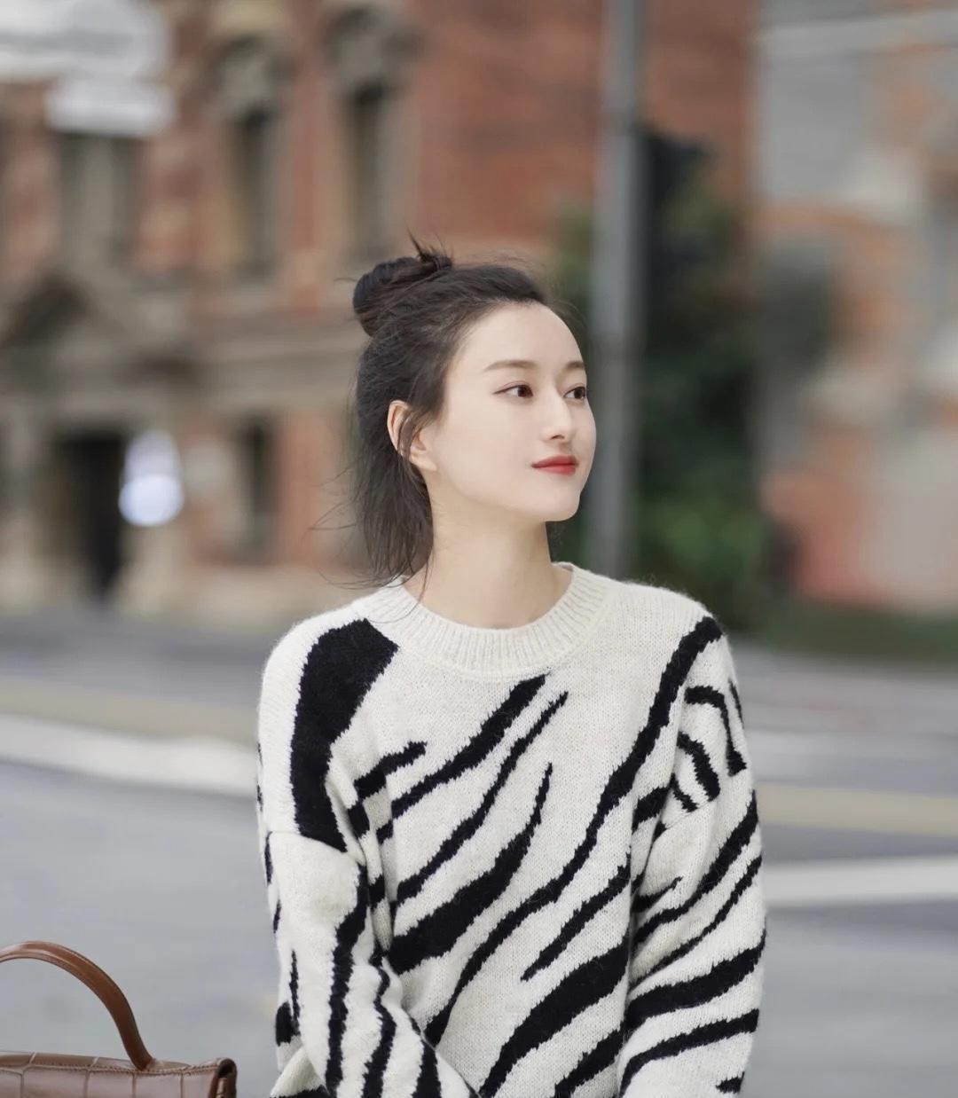 小姐姐 冬天降温了毛衣怎么穿？这几个搭配方法，让你秒变温柔小女人！