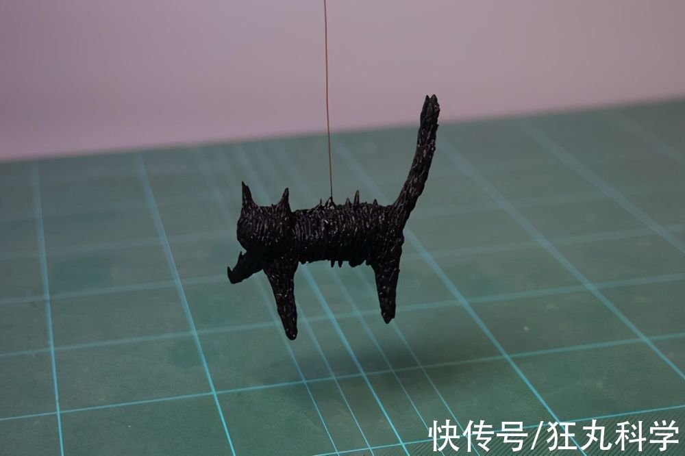 长颈狗|全球的猫都想屏蔽这个日本人,他到底做了多少沙雕手办?