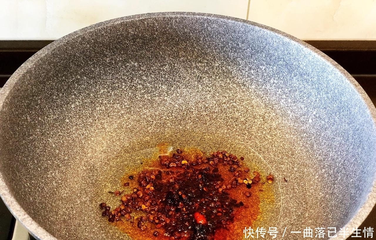 超地道的新疆椒麻鸡，又麻又辣还解馋，吃上一口就停不下来