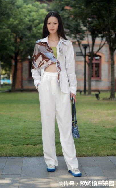 蕾丝|路人街拍,运动鞋和棒球帽的修饰,显得更加青春活力